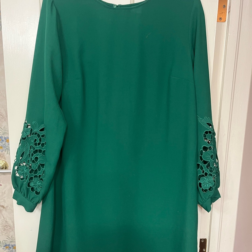Elegant Green Dress with Floral Sleeve Detail